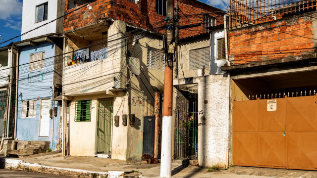 Sem renda, periferias de São Paulo veem fase vermelha com descrença