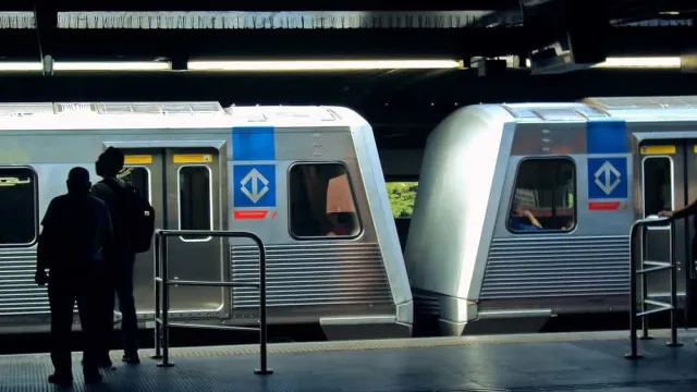 
                    Mulher desmaia após ser agredida por homem dentro de estação do metrô de SP
                