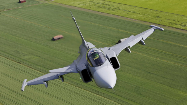 Caça Gripen começa fase de testes supersônicos no Brasil