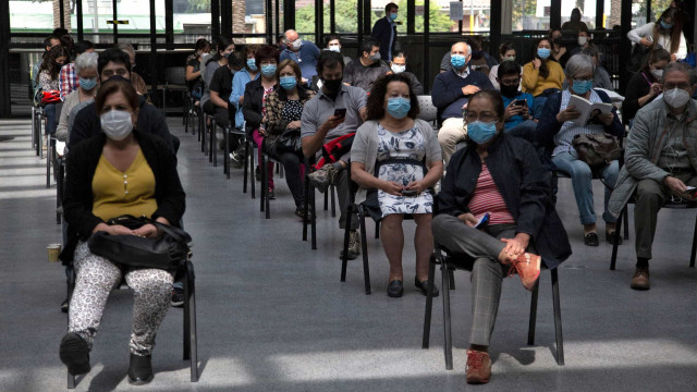 Líder em vacinação na América Latina, Chile começa a imunizar moradores de rua