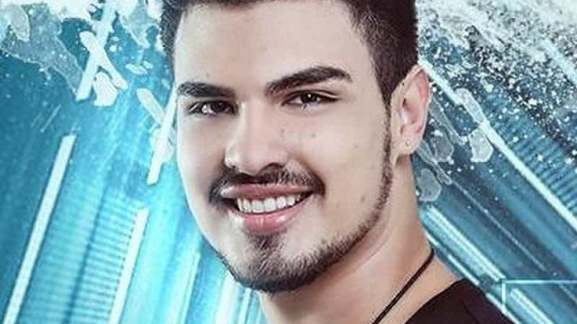 Ator de 'Chiquititas' descobriu que era filho de ex-jogador pelo Instagram