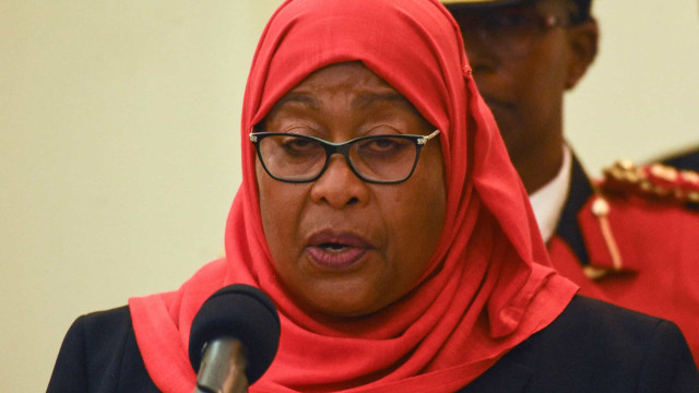 Samia Suluhu toma posse como primeira mulher a liderar a Tanzânia