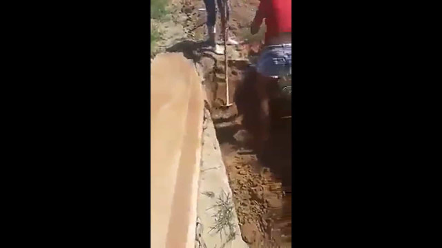 Sem coveiros, filhos cavam sepultura para a mãe durante enterro em Magé