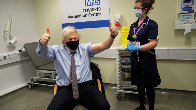 Covid-19: Boris Johnson recebe primeira dose da vacina AstraZeneca