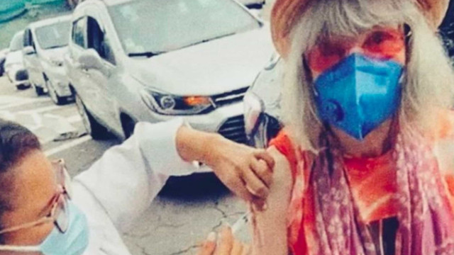 Rita Lee é vacinada contra a Covid-19 em São Paulo