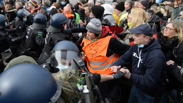 Europa vira palco de protestos em meio a novas restrições contra Covid