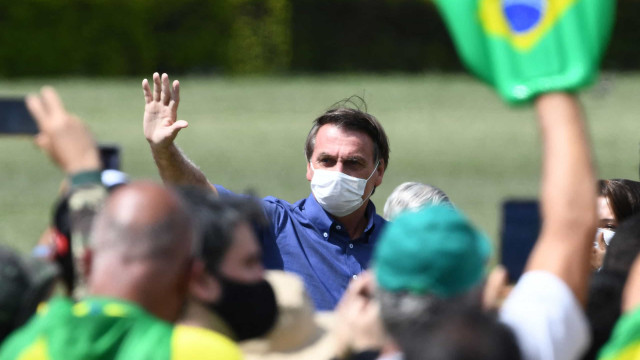 Bolsonaro reúne apoiadores e diz que críticos estão 'esticando a corda'
