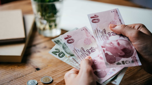 Turquia: lira cai após remoção de presidente do BC e levanta temor em emergentes