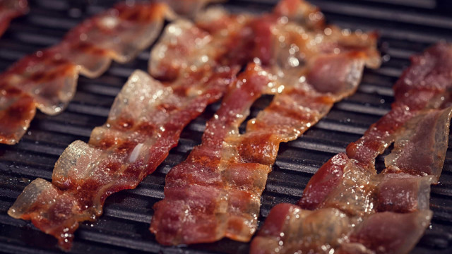 Comer apenas uma fatia de bacon por dia eleva risco de demência em 50%