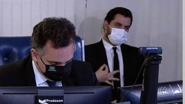 Juiz coloca assessor de Bolsonaro no banco dos réus por crime de racismo