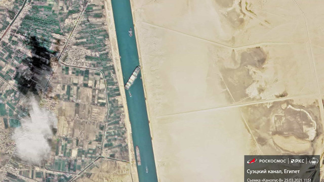 Canal de Suez bloqueado; impasse dá novo impulso a contratos de petróleo