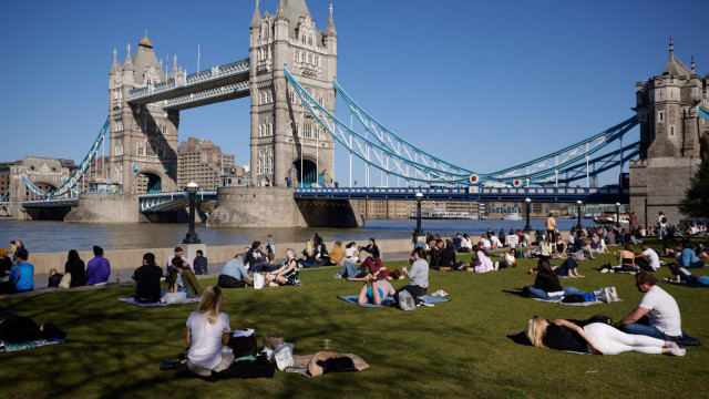 Inglaterra deixa de exigir máscaras e retira restrições contra Covid