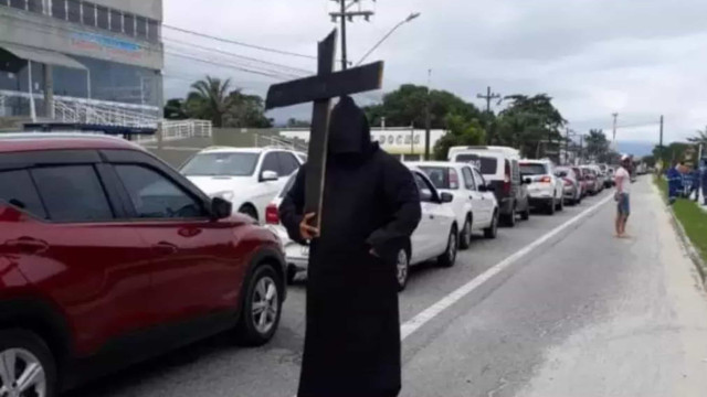 Professor de boxe se veste de morte para 'conscientizar' viajantes em Bertioga