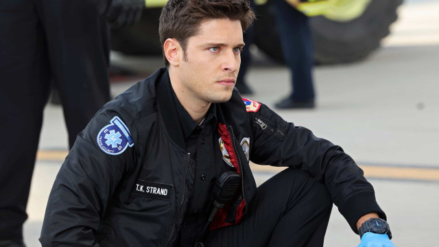 Ator de '9-1-1: Lone Star' revela ser bissexual após receber apoio da namorada