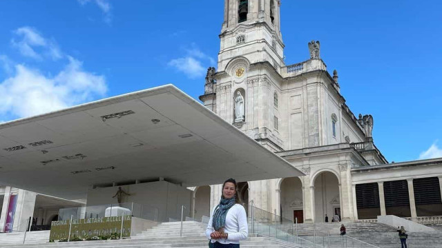 Luana Piovani reza em Fátima no dia da volta dos filhos a Portugal