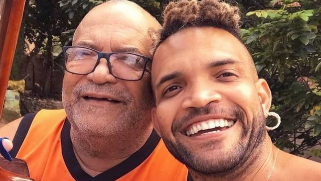 Cantor da Timbalada chora a morte do pai; vítima da Covid-19