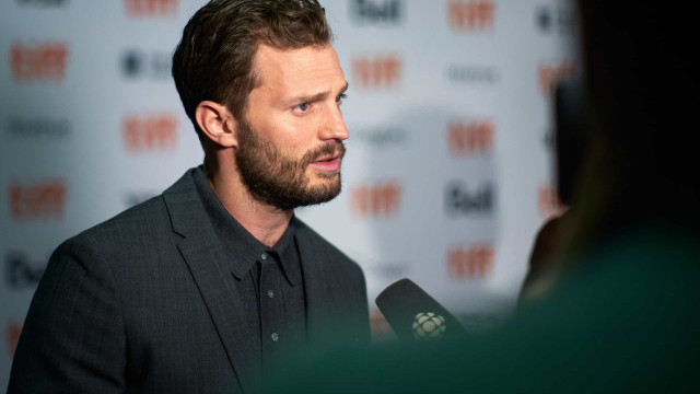 Jamie Dornan, de 'Cinquenta Tons de Cinza', exibe o físico em clipe