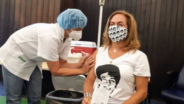 Maitê Proença e Cissa Guimarães ficam emocionadas ao serem vacinadas