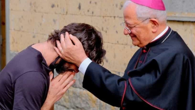 'Quero viver esse amor', diz, durante a missa, Padre italiano apaixonado