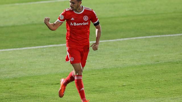 Autor de três gols na goleada do Inter, Thiago Galhardo avisa: 'Feliz em ajudar'