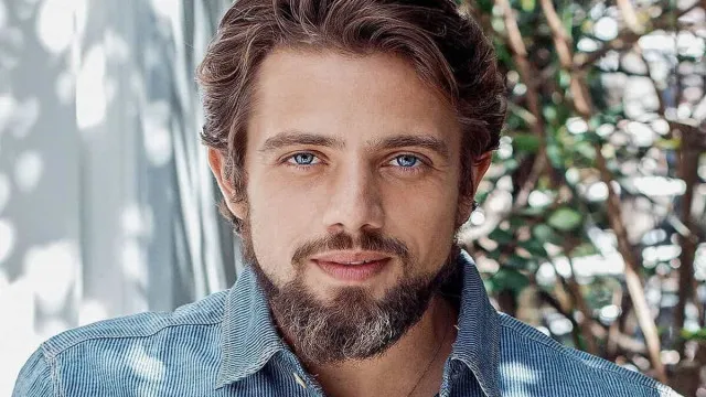 
                    Internado em clínica, Rafael Cardoso faz desabafo: 