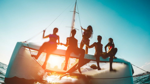 Fiscalização interrompe festa clandestina com 23 barcos em SC