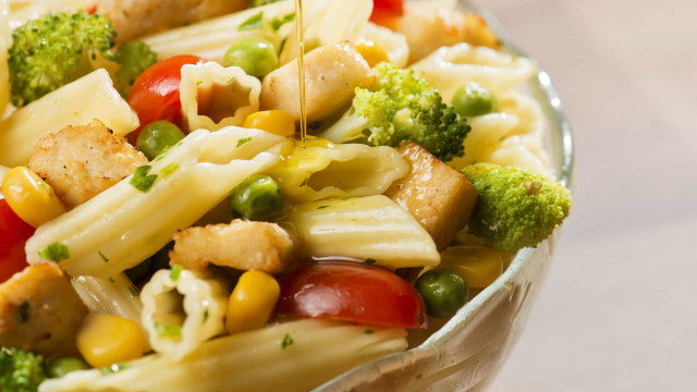 Aprenda a fazer o irresistível Penne Speciale com Legumes e Frango.