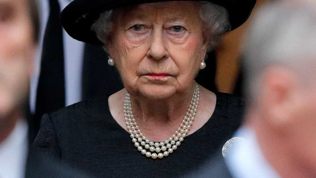 Rainha Elizabeth retoma agenda oficial após morte do marido