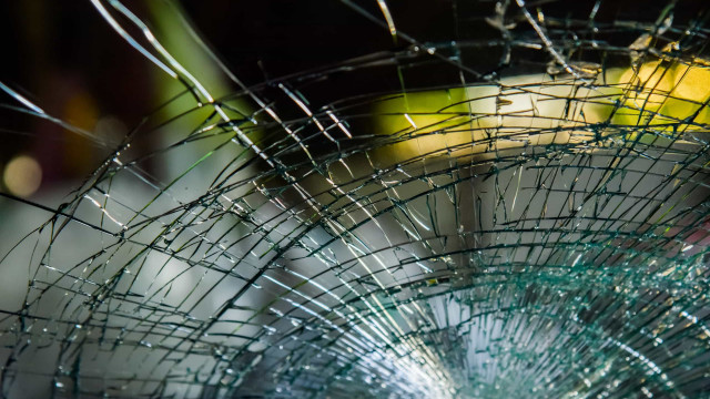 Carro invade restaurante e atropela idosos na Avenida Atlântica, no Rio
