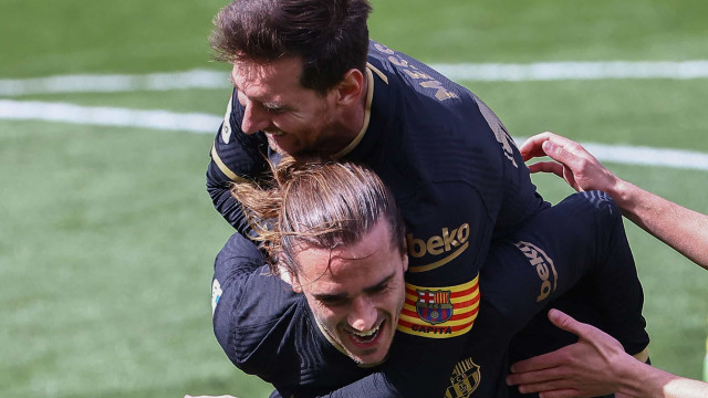 Griezmann faz 2 gols, Barcelona vira sobre Villarreal e seca Atlético de Madrid