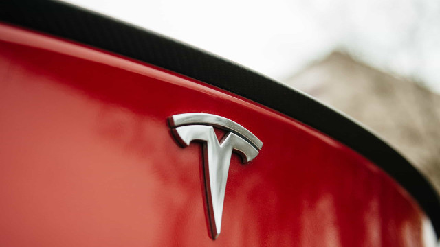 Hacker conta como assumiu controles de carros da Tesla
