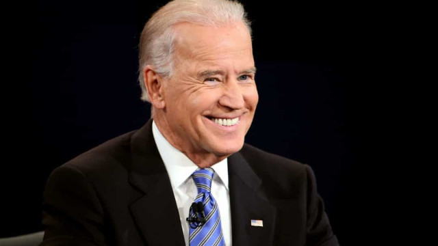 Biden comemora queda de pedidos de auxílio-desemprego nos EUA