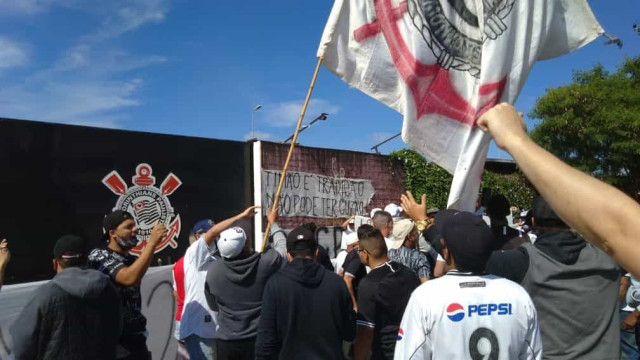 Em protesto no CT, torcedores do Corinthians cobram jogadores e comissão técnica