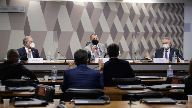Aziz diz que convocações devem ser feitas com base em documentos enviados à CPI