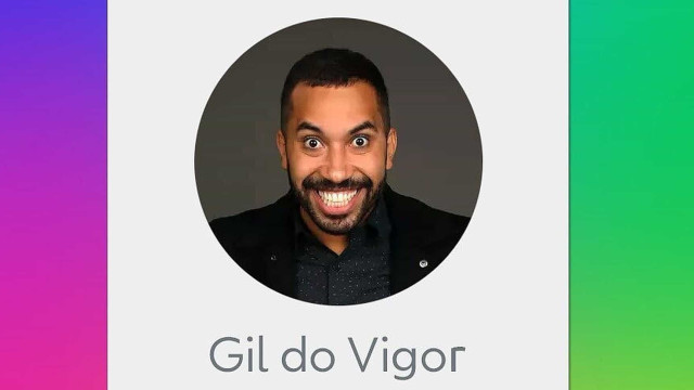Gil do Vigor se emociona ao receber primeiro exemplar de seu livro
