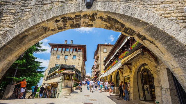 San Marino oferece vacina a turista que reservar hotel