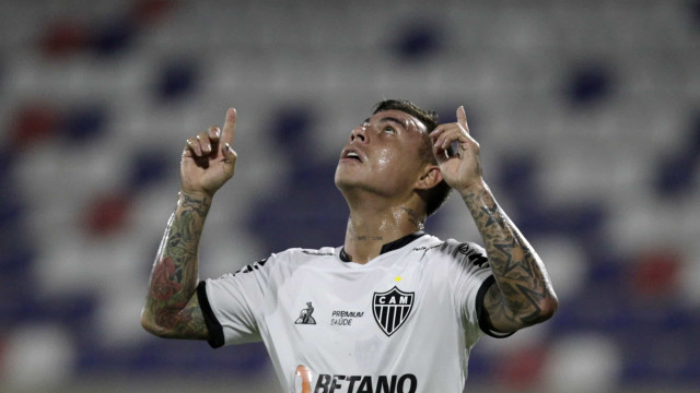 Atlético-MG joga sob tensão na Colômbia e tem partida interrompida cinco vezes
