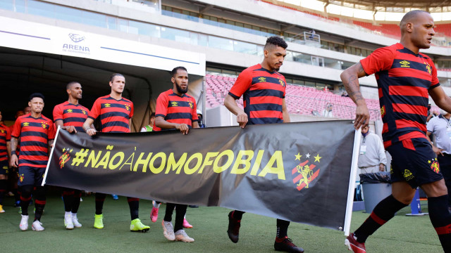 Sport homenageia Gil do Vigor com camiseta e dança do 'tchaki tchaki' em jogo