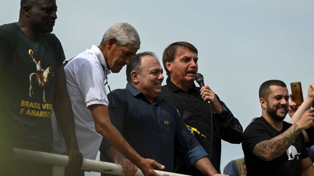 Bolsonaro aglomera milhares de apoiadores e, sem máscara, critica isolamento