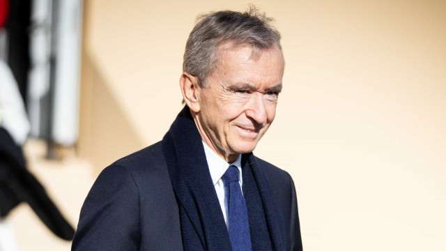 Dono da Louis Vuitton ultrapassa Bezos e se torna a pessoa mais rica do mundo