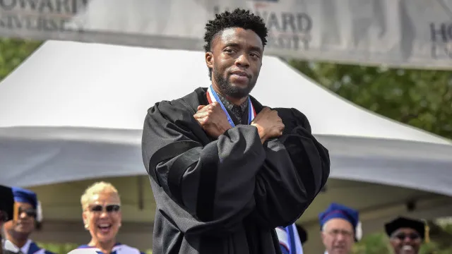 
                    Família de Chadwick Boseman entra na Justiça contra viúva do ator
                