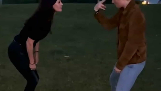 Courteney Cox e Ed Sheeran recriam dança de Ross e Monica em 'Friends'