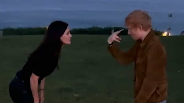 Courteney Cox e Ed Sheeran recriam dança de Ross e Monica em 'Friends'