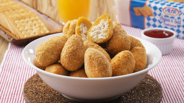 Receita: Coxinha de Galinha empanada com Farofa de Cracker Água e Sal