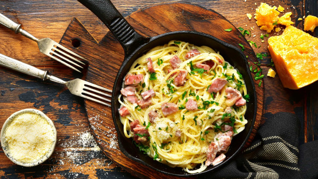 Com fome? Faça esta receita de espaguete, presunto crocante e espargos