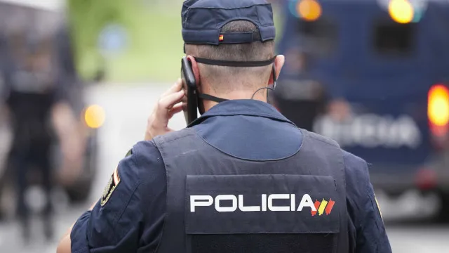 
                    Homem mata ex-mulher na rua na Espanha; testemunhas acorrentam suspeito
                