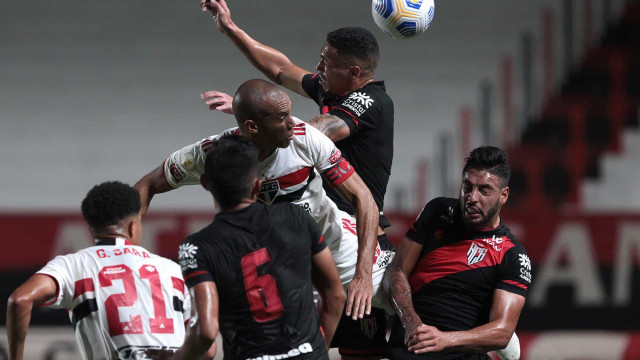 São Paulo joga mal em Goiânia e é derrotado pelo Atlético Goianiense por 2 a 0