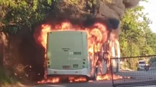 Viaturas e ônibus são incendiados após morte de traficante em Manaus