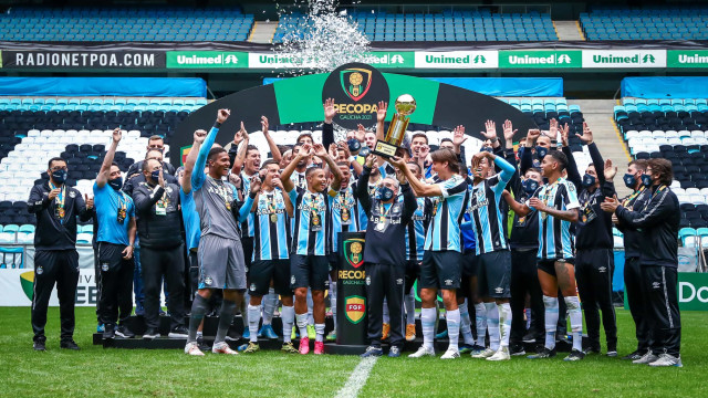 Grêmio faz três no segundo tempo, vence Santa Cruz e conquista a Recopa Gaúcha