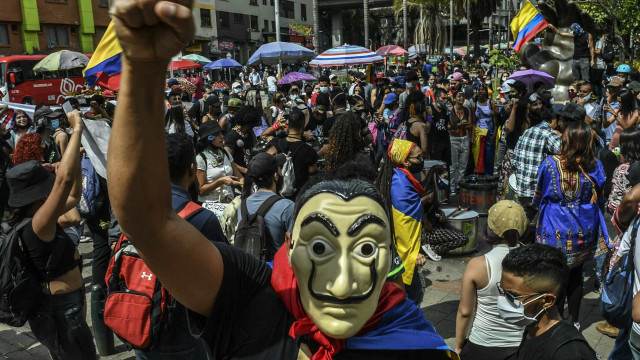 Após mais de 60 mortos em protestos, Colômbia anuncia modernização da polícia